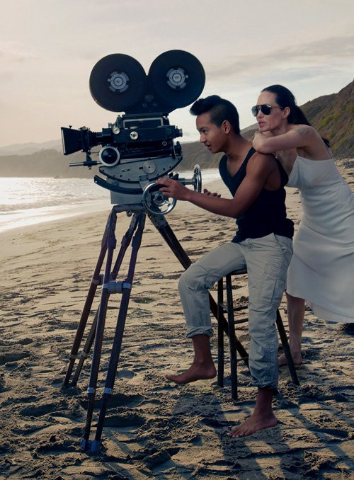 Mẹ con Angelina Jolie đẹp tựa thiên thần bên bờ biển hình ảnh 6 me con angelina jolie dep tua thien than ben bo bien hinh anh 6