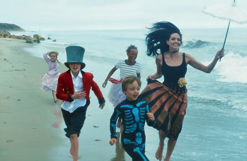 Mẹ con Angelina Jolie đẹp tựa thiên thần bên bờ biển hình ảnh 2 me con angelina jolie dep tua thien than ben bo bien hinh anh 2