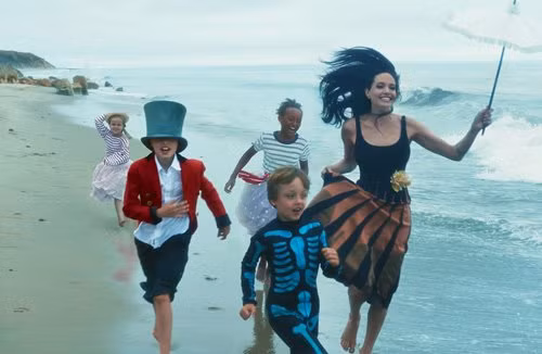 me con angelina jolie dep tua thien than ben bo bien hinh anh 2