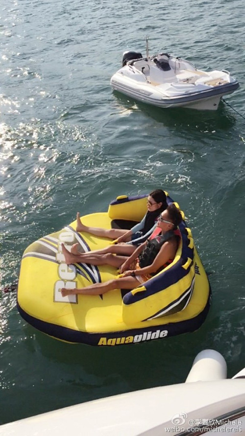 Gia Hân và chồng tận hưởng cảm giác thư thái bên nhau. Trước khi kết hôn, đôi uyên ương cũng đã đồng hành nhiều năm, và trong mắt Gia Hân, chồng cô là một người đàn ông tuyệt vời. hoa-hau-hong-kong-huong-cuoc-song-sang-giau-ben-dai-gia-2