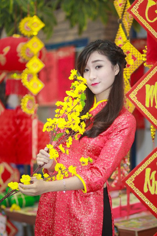 Thiếu nữ Hà Nội xúng xính váy áo chụp ảnh hoa xuân hình ảnh 1 thieu nu ha noi xung xinh vay ao chup anh hoa xuan hinh anh 1