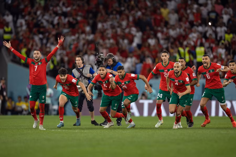 Các cầu thủ Morocco ăn mừng chiến thắng sau loạt sút luân lưu 11m trước Tây Ban Nha.