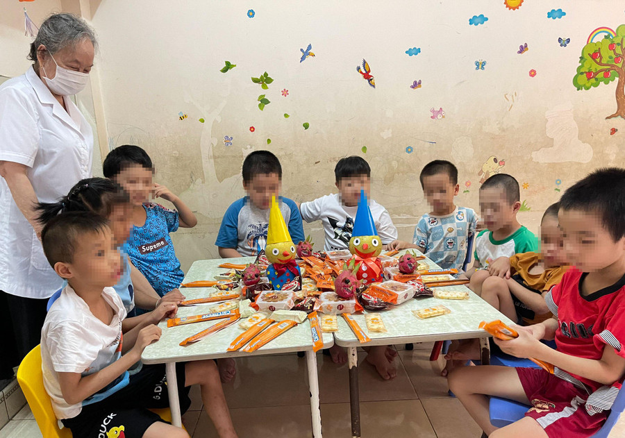 Bà Đỗ Thúy Nga gắn bó với những đứa trẻ ở Trung tâm Hy vọng như ruột thịt.