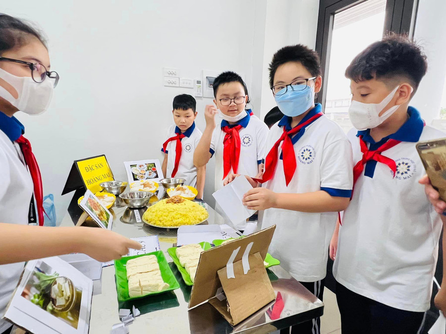 Học sinh Trường THCS Hoàng Mai (Hà Nội) tìm hiểu về những đặc sản của quận Hoàng Mai qua giờ học giáo dục địa phương. Học sinh Trường THCS Hoàng Mai (Hà Nội) tìm hiểu về những đặc sản của quận Hoàng Mai qua giờ học giáo dục địa phương.