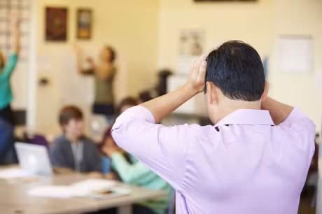 Giao vien Anh muon deo camera nhu canh sat vi bat luc voi hoc sinh - Anh 1