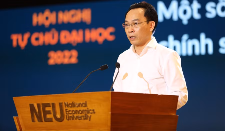 Thứ trưởng Hoàng Minh Sơn tại Hội nghị tự chủ đại học năm 2022. Ảnh: Thế Đại