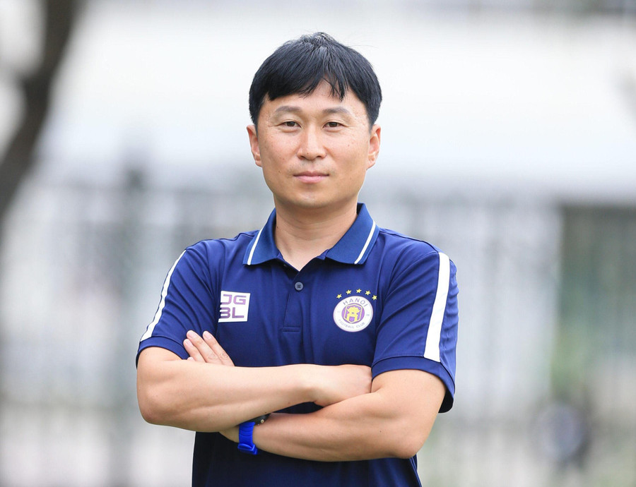 Huấn luyện viên Chun Jae Ho. Huấn luyện viên Chun Jae Ho.