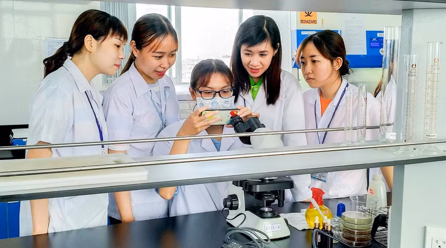 Sinh viên Trường ĐH Công nghiệp Thực phẩm TPHCM trong phòng thí nghiệm.