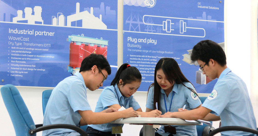 Sinh viên Trường ĐH Sư phạm Kỹ thuật TPHCM chia sẻ thông tin.