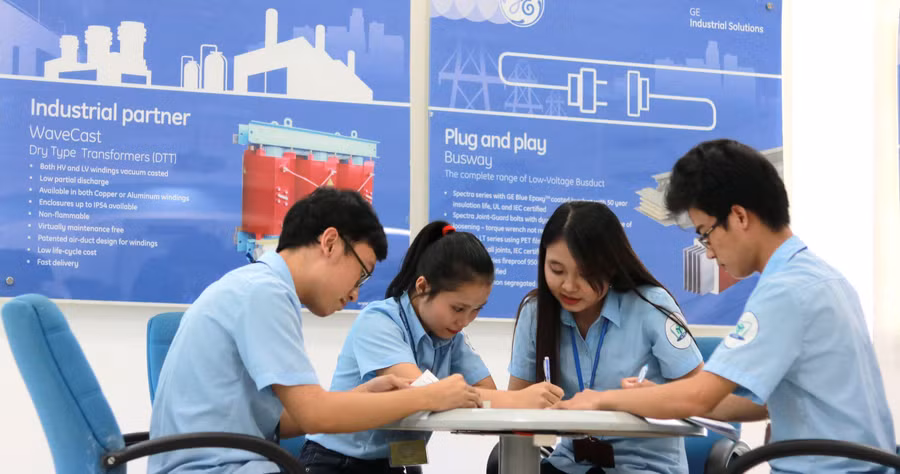 Sinh viên Trường ĐH Sư phạm Kỹ thuật TPHCM chia sẻ thông tin.