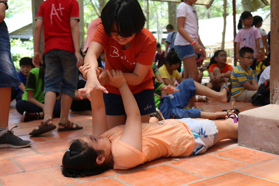 Để đề phòng trường hợp không may trẻ bị tấn công, phụ huynh nên đưa ra các giả thuyết và hướng dẫn con mình cách chạy trốn. Ảnh minh họa