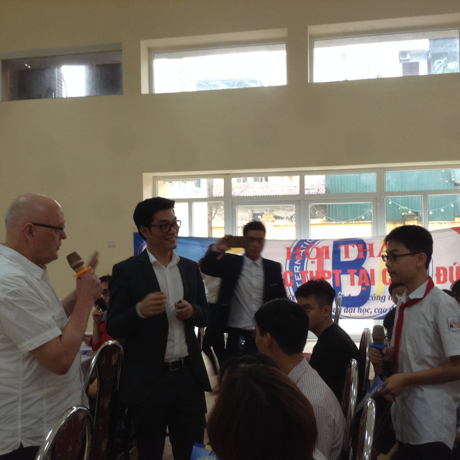 Ông Phạm Xuân Thành - Tổng giám đốc Viện Giáo dục và Đào tạo quốc tế IBA và ông Volker scheffel - Giám đốc Phát triển Thị trường châu Á của hệ thống Giáo dục ASG Đức cùng trao đổi với các em học sinh