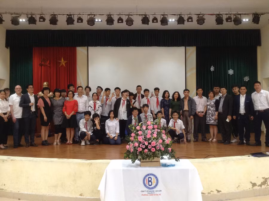 Lãnh đạo Viện Giáo dục và Đào tạo Quốc tế IBA chụp ảnh lưu niệm cùng các thầy cô giáo và các em học sinh trường THCS Đống Đa