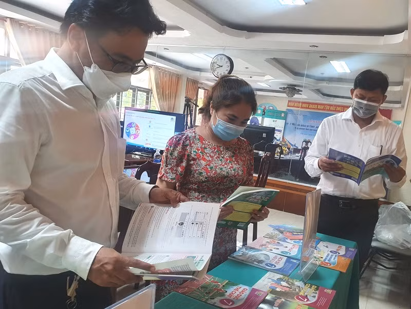 Tiến độ chọn sách được nhà trường, ngành Giáo dục khẩn trương thực hiện để chuẩn bị cho năm học mới.