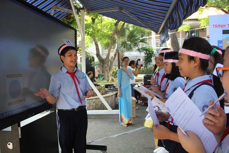 Học sinh tìm hiểu kiến thức qua từng trạm, mỗi trạm được trang bị tivi tương tác