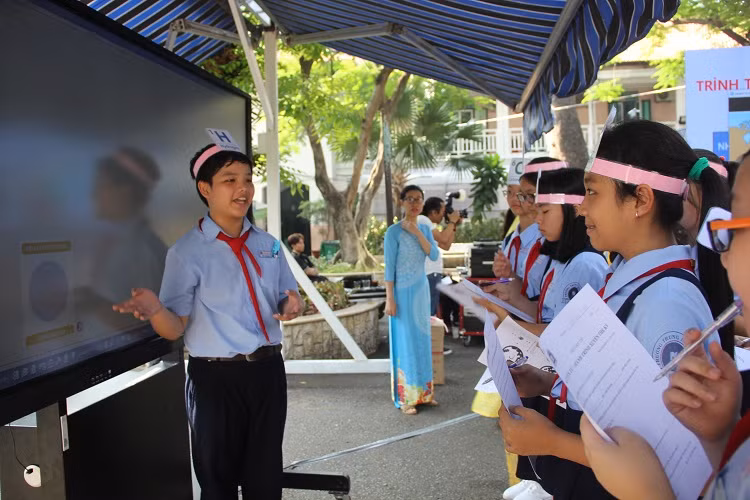 Học sinh tìm hiểu kiến thức qua từng trạm, mỗi trạm được trang bị tivi tương tác Học sinh tìm hiểu kiến thức qua từng trạm, mỗi trạm được trang bị tivi tương tác