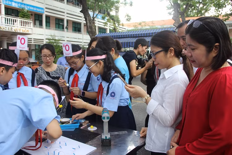 Các giáo viên THCS trường bạn tham dự tiết học và quan sát học sinh làm mô hình nguyên tử bằng đèn LED Các giáo viên THCS trường bạn tham dự tiết học và quan sát học sinh làm mô hình nguyên tử bằng đèn LED