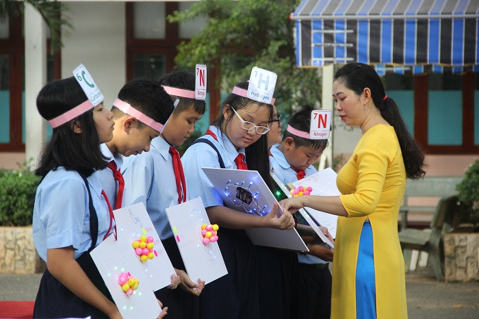 Trong khoảng thời gian ngắn, các nhóm đã hoàn thành mô hình nguyên tử bằng đèn LED