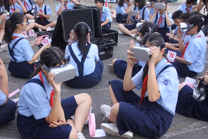 Sử dụng kính thực tế ảo VR trong tiết học Sử dụng kính thực tế ảo VR trong tiết học