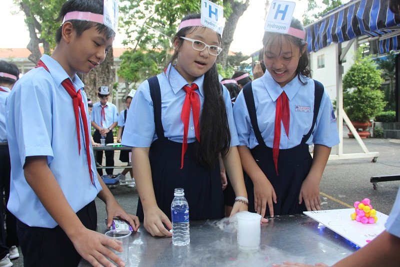 Các em thích thú với thí nghiệm nhỏ cùng đá khô