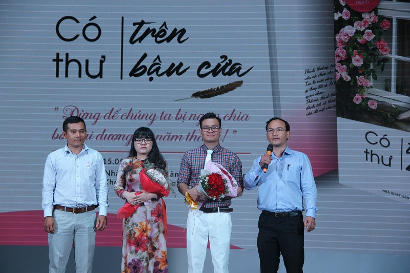 Đại diện Ban giám hiệu Trường THPT Bùi Thị Xuân tặng hoa cho hai giáo viên thực hiện dự án.