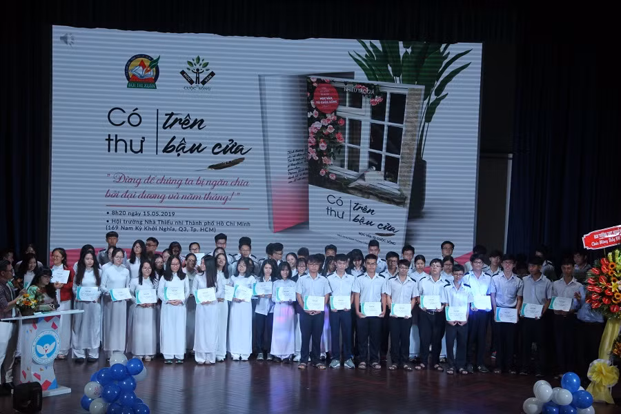 Học sinh tham gia dự án nhận giấy chứng nhận của nhà trường. Học sinh tham gia dự án nhận giấy chứng nhận của nhà trường.