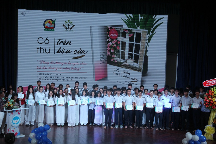 Học sinh tham gia dự án nhận giấy chứng nhận của nhà trường.