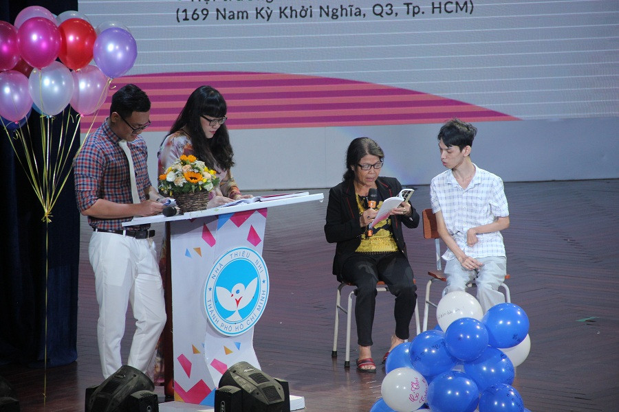 Mẹ của em Đoàn Văn Hải-nhân vật chính trong lá thư Hoa xương rồng trên đá sỏi cùng đọc lá thư của một học sinh gửi em Hải.