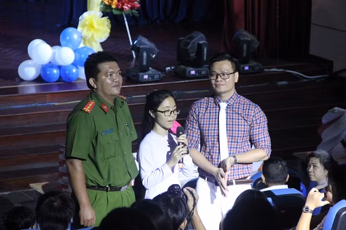 Chiến sĩ cảnh sát PCCC - nhân vật trong thư của em Thiên Thanh chia sẻ cảm xúc trong buổi báo cáo Chiến sĩ cảnh sát PCCC - nhân vật trong thư của em Thiên Thanh chia sẻ cảm xúc trong buổi báo cáo