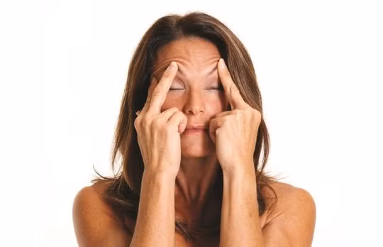 5 động tác đơn giản giúp ngăn ngừa nếp nhăn