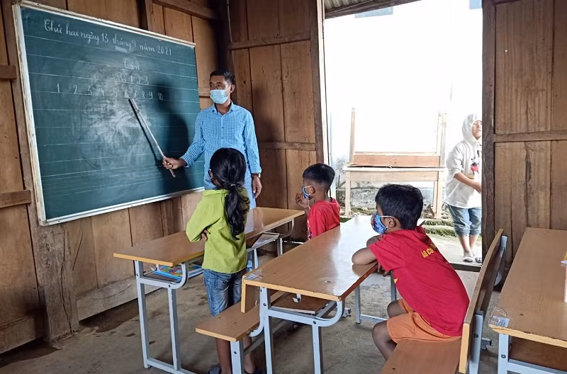 Nhiều học sinh quay trở về bản khi không còn được hưởng chế độ bán trú. Ảnh: TG