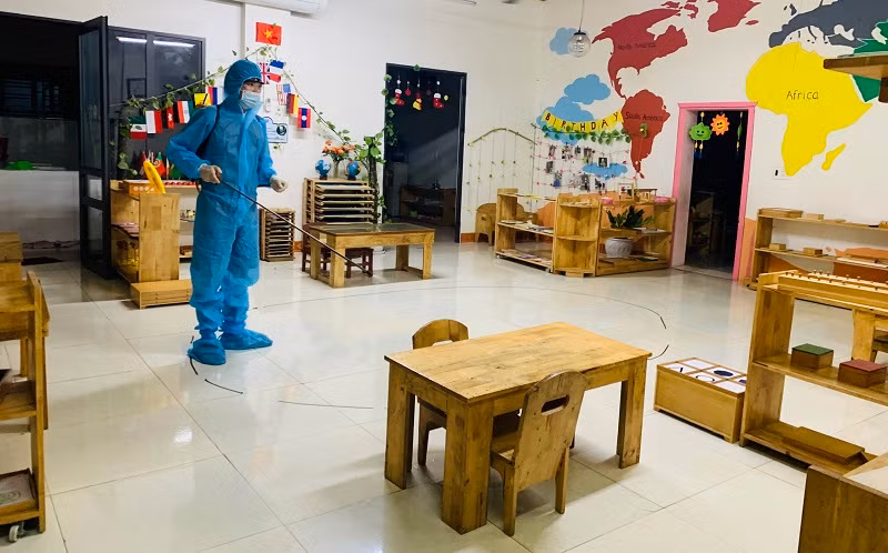 Trường Liên cấp Capitole phun khử khuẩn phòng dịch Covid-19.