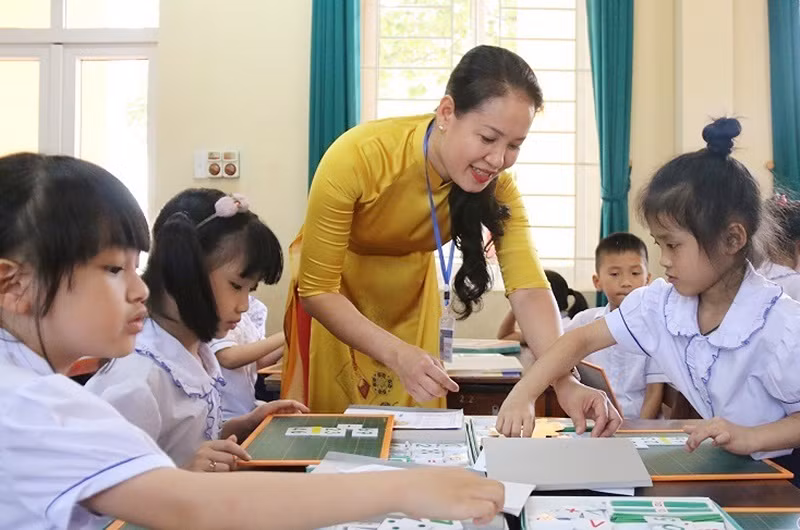 Cô trò Trường Tiểu học Liên Bảo (TP Vĩnh Yên, tỉnh Vĩnh Phúc) trong một giờ học nhóm. 