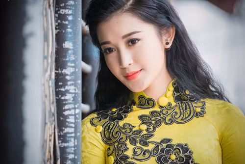 Á hậu Huyền My mặc phong phanh đi từ thiện ảnh 15