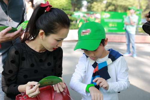 Kim Hiền hạnh phúc "bế" bụng bầu dự sự kiện ảnh 13 Kim Hiền hạnh phúc khoe bụng bầu 4 tháng bên chồng con - 13