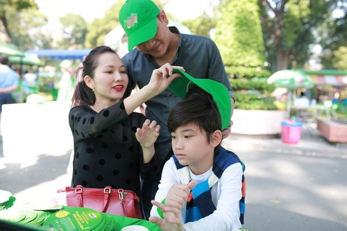 Kim Hiền hạnh phúc "bế" bụng bầu dự sự kiện ảnh 14 Kim Hiền hạnh phúc khoe bụng bầu 4 tháng bên chồng con - 14