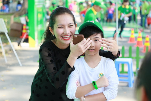 Kim Hiền hạnh phúc "bế" bụng bầu dự sự kiện ảnh 3 Kim Hiền hạnh phúc khoe bụng bầu 4 tháng bên chồng con - 3