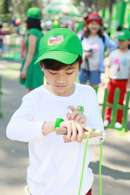 Kim Hiền hạnh phúc "bế" bụng bầu dự sự kiện ảnh 6 Kim Hiền hạnh phúc khoe bụng bầu 4 tháng bên chồng con - 6