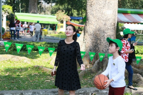 Kim Hiền hạnh phúc "bế" bụng bầu dự sự kiện ảnh 4 Kim Hiền hạnh phúc khoe bụng bầu 4 tháng bên chồng con - 4