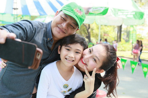 Kim Hiền hạnh phúc "bế" bụng bầu dự sự kiện ảnh 11 Kim Hiền hạnh phúc khoe bụng bầu 4 tháng bên chồng con - 11