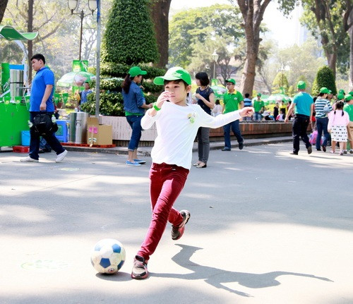 Kim Hiền hạnh phúc "bế" bụng bầu dự sự kiện ảnh 8 Kim Hiền hạnh phúc khoe bụng bầu 4 tháng bên chồng con - 8