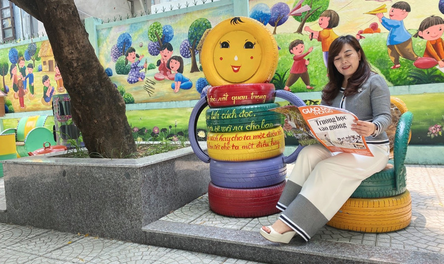 Cô Huỳnh Thị Thu Nguyệt bên góc đọc được xây dựng theo mô hình Trường học hạnh phúc. Cô Huỳnh Thị Thu Nguyệt bên góc đọc được xây dựng theo mô hình Trường học hạnh phúc.