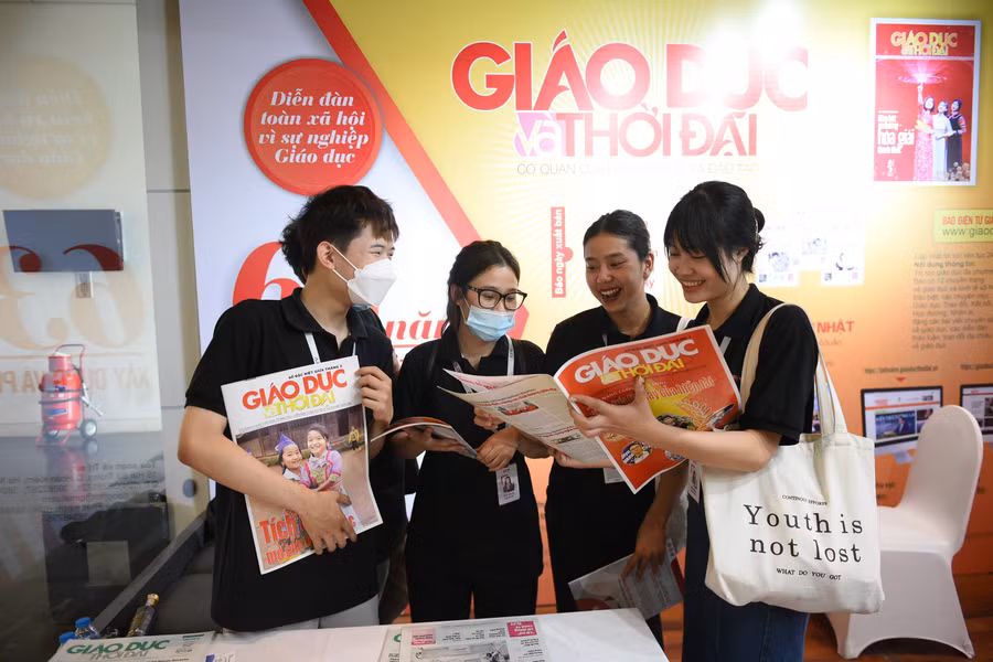 Bạn đọc trẻ với Báo GD&amp;TĐ tại Hội Báo toàn quốc năm 2022. Ảnh: Thế Đại