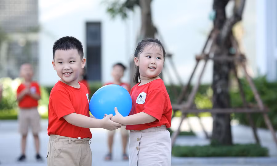 Trẻ có thể học cách kiên nhẫn thông qua trò chơi. Ảnh minh họa