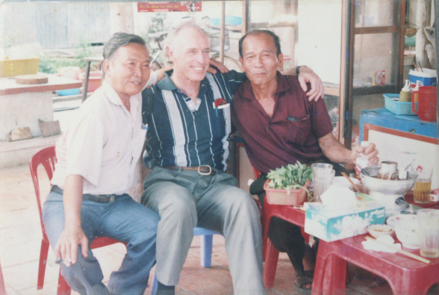 Phi công Mỹ trong lần tìm gặp Đại tá, Anh hùng lực lượng vũ trang nhân dân Nguyễn Văn Bảy.