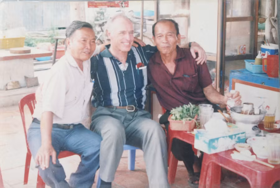 Phi công Mỹ trong lần tìm gặp Đại tá, Anh hùng lực lượng vũ trang nhân dân Nguyễn Văn Bảy.