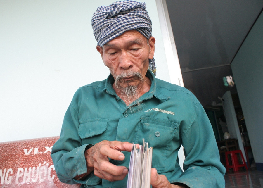 Ông mở tập hình ảnh để kể cho chúng tôi nghe về những năm tháng chiến đấu hào hùng.