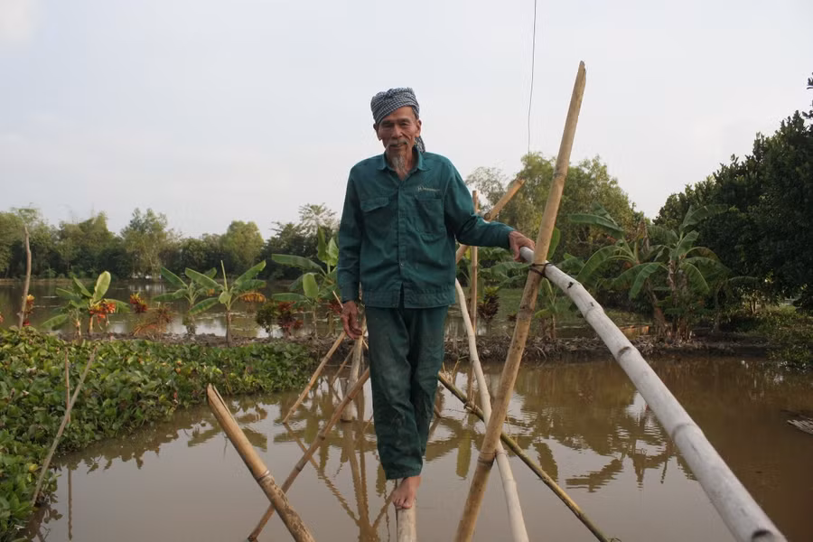 Hằng ngày ông sống cuộc sống bình dị giữa ruộng đồng.