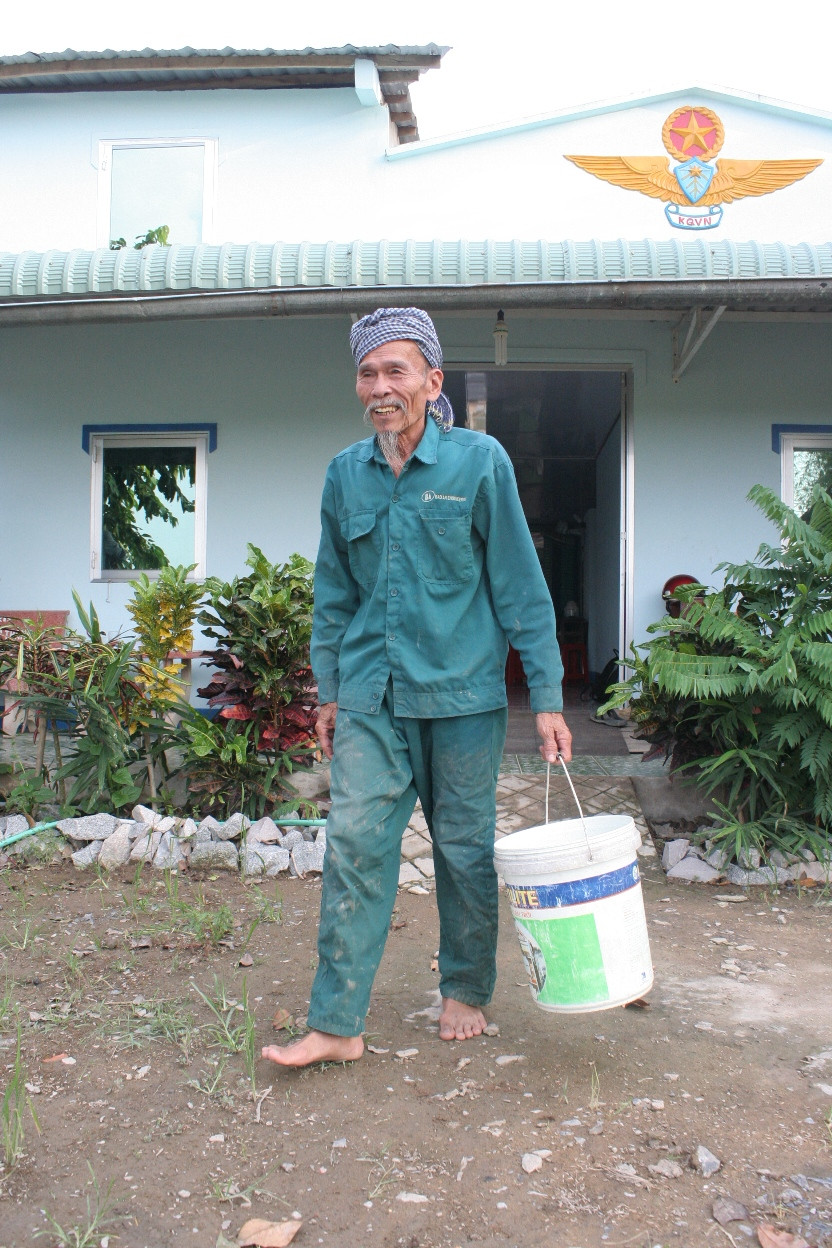 Căn nhà nhỏ của ông bên trên có phù hiệu của Không quân Việt Nam.