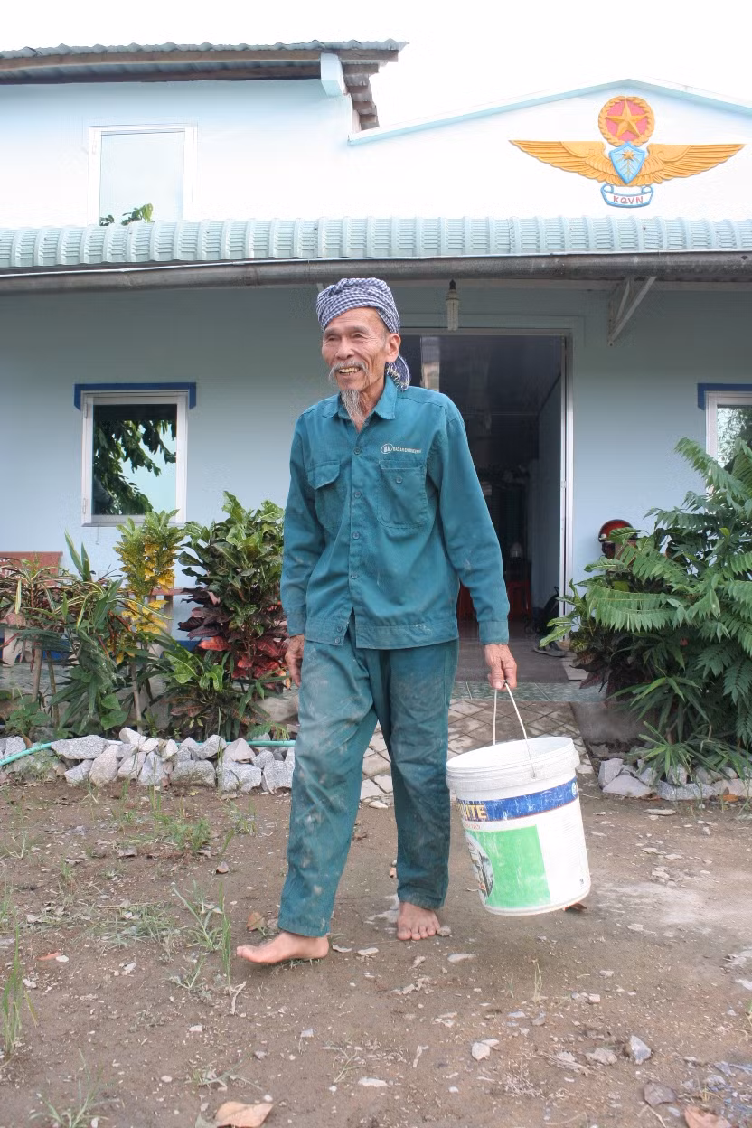 Căn nhà nhỏ của ông bên trên có phù hiệu của Không quân Việt Nam.